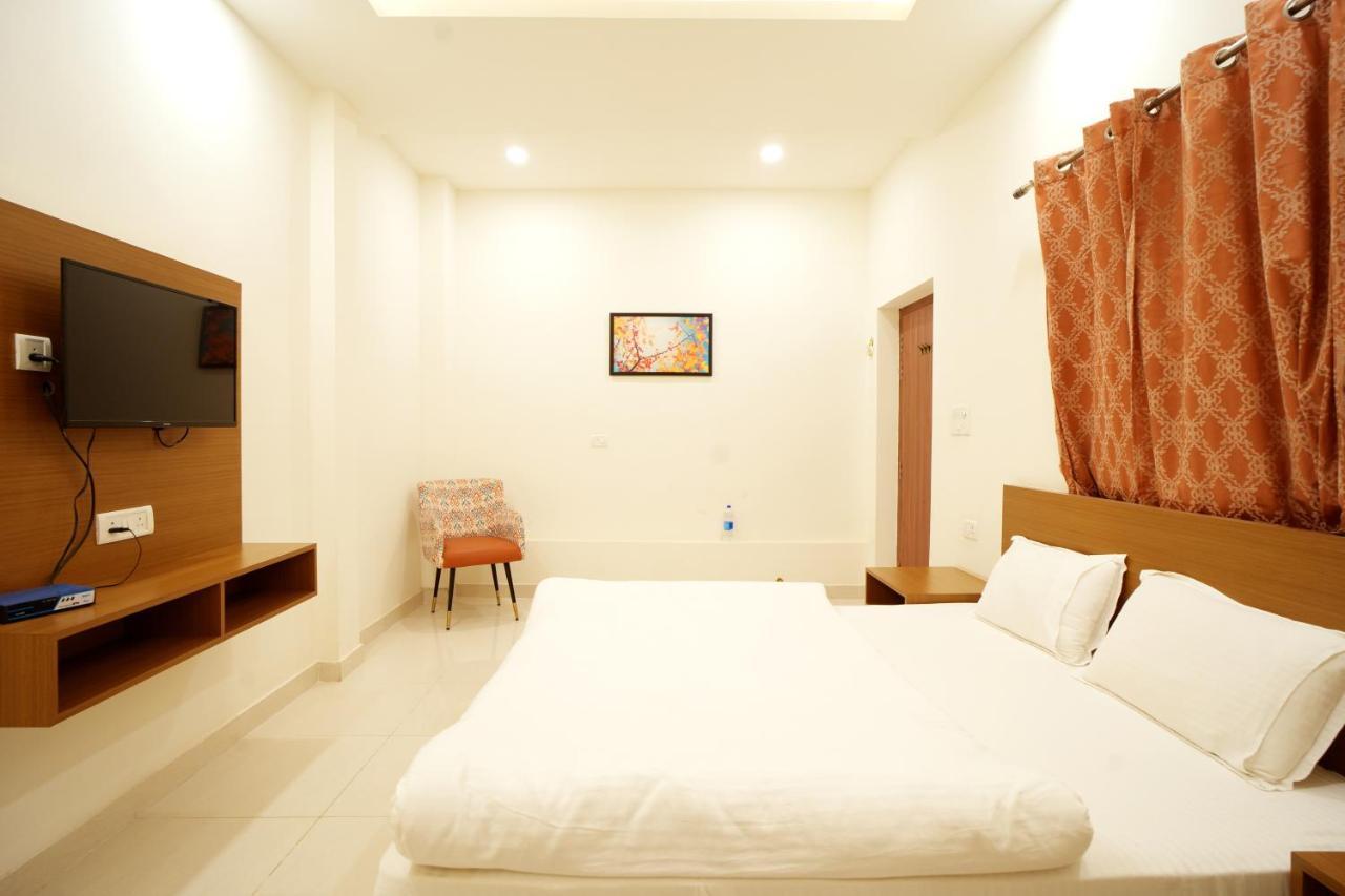 Apoorva Guest House Ayodhya Екстериор снимка
